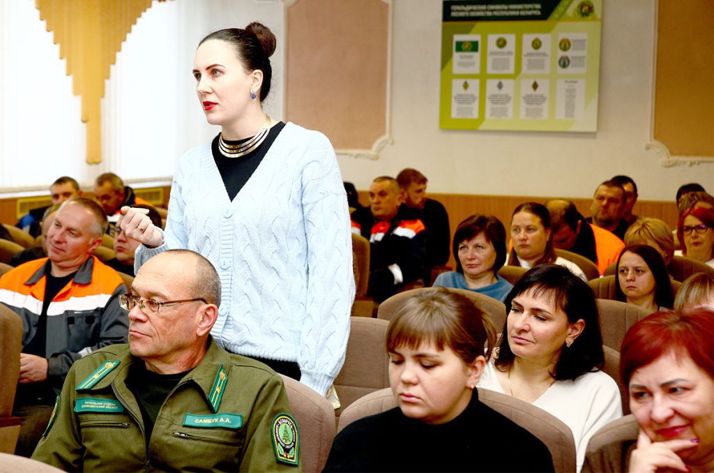 Сергей Давыдов и Василий Захаренко встретились с коллективом Климовичского лесхоза