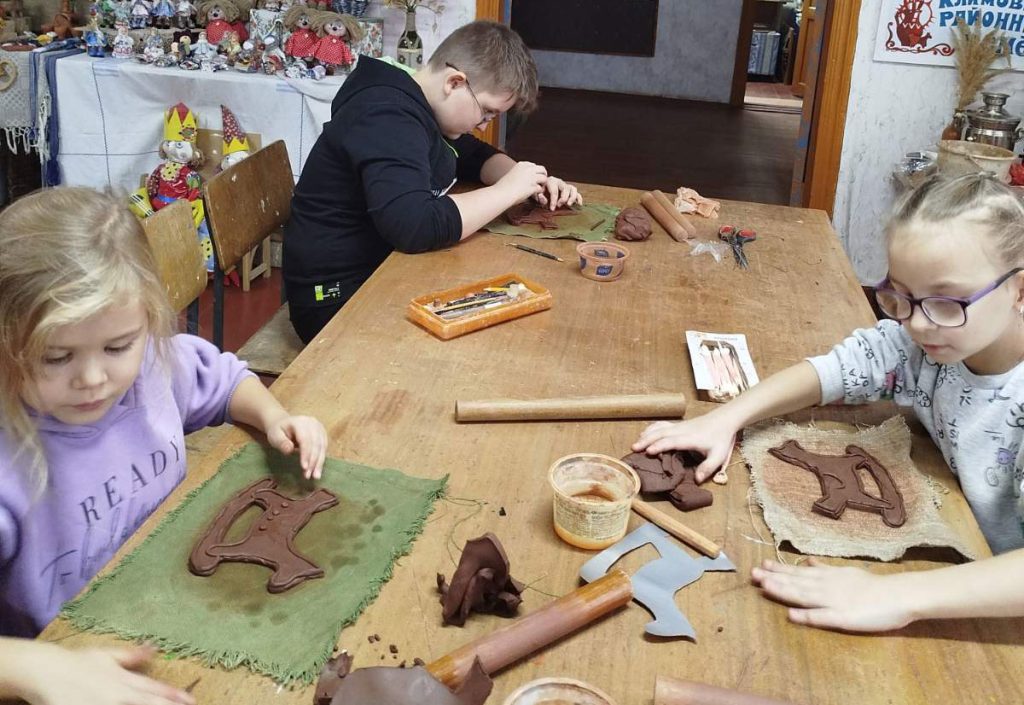 Климовичский Дом ремесел готовит оригинальные украшения к Новому году