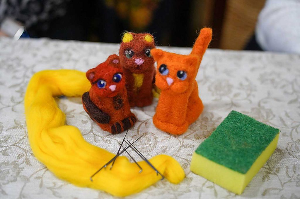 Мастер из Климовичского Дома ремесел учится валять из шерсти