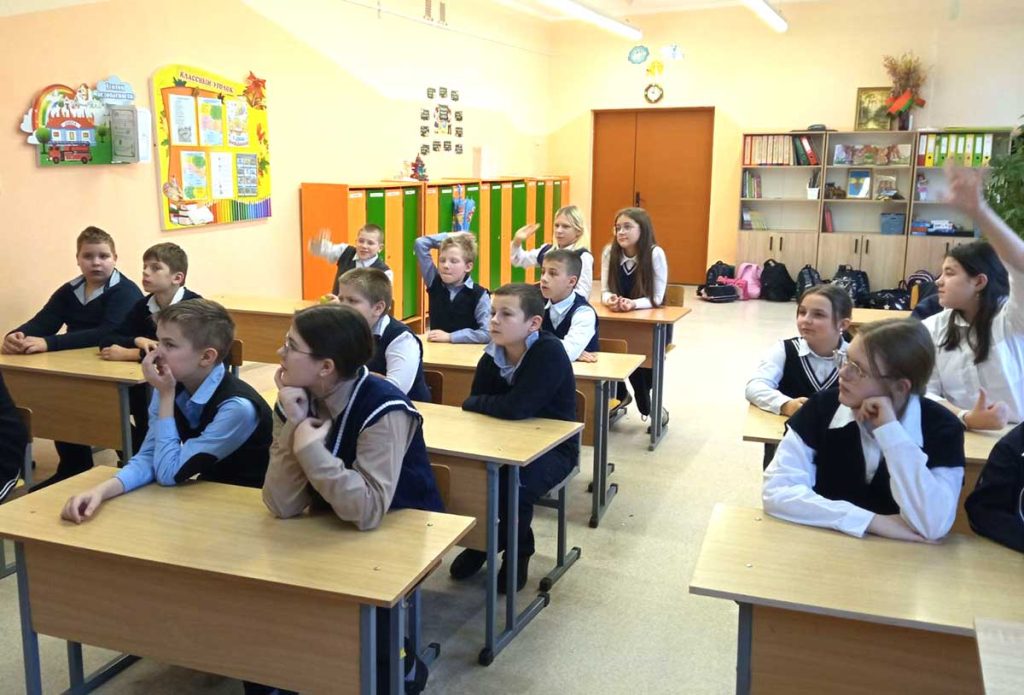 Сотрудники музея рассказывают детям об удивительном мире природы