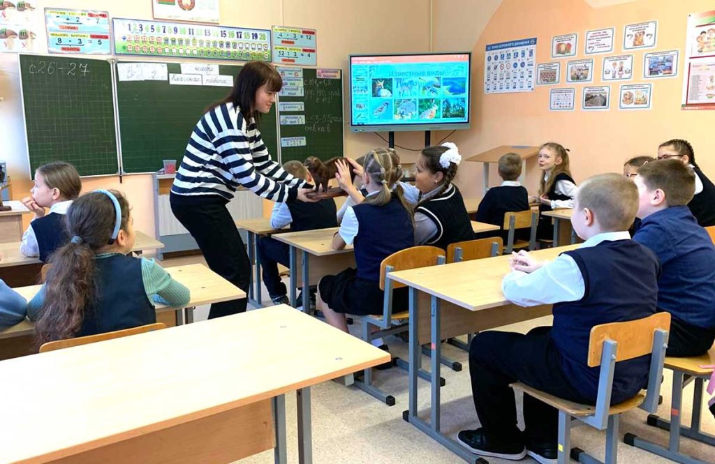 Сотрудники музея рассказывают детям об удивительном мире природы