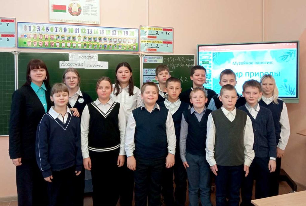 Сотрудники музея рассказывают детям об удивительном мире природы