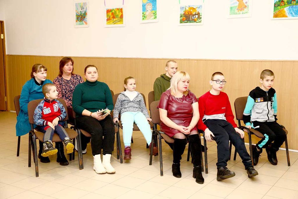 Концертно-игровую программу «Подарим праздник детям» провели в Климовичах