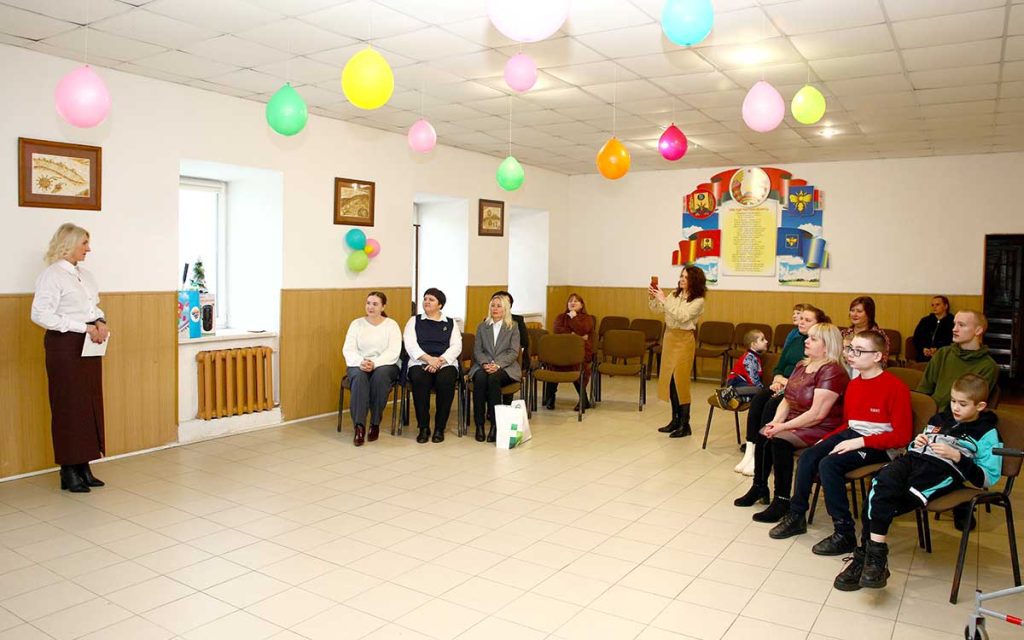 Концертно-игровую программу «Подарим праздник детям» провели в Климовичах