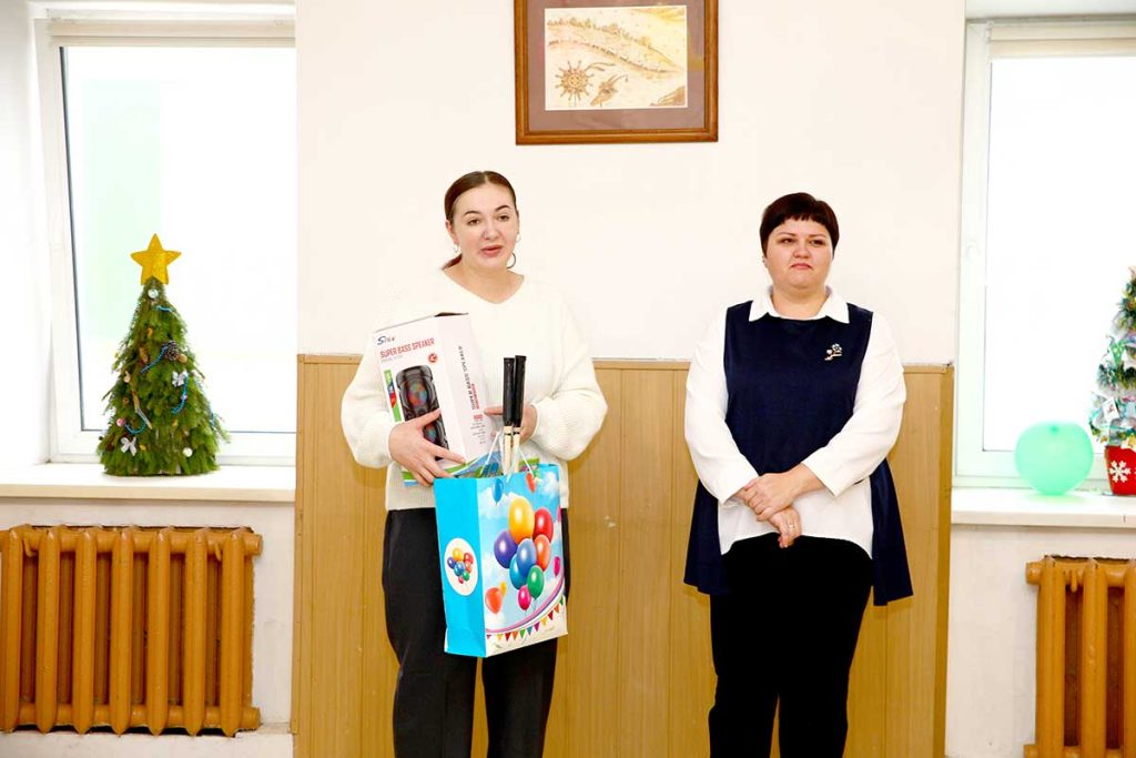 Концертно-игровую программу «Подарим праздник детям» провели в Климовичах