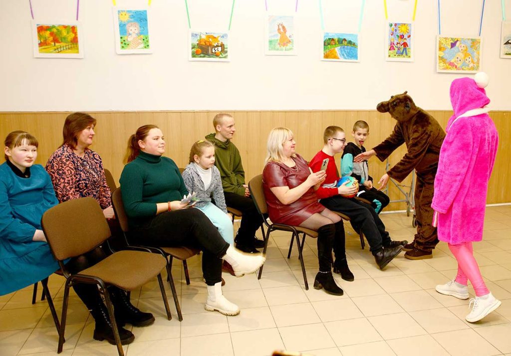 Концертно-игровую программу «Подарим праздник детям» провели в Климовичах