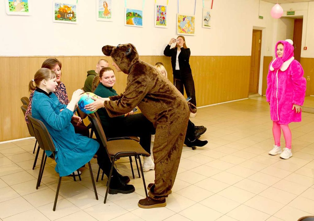 Концертно-игровую программу «Подарим праздник детям» провели в Климовичах