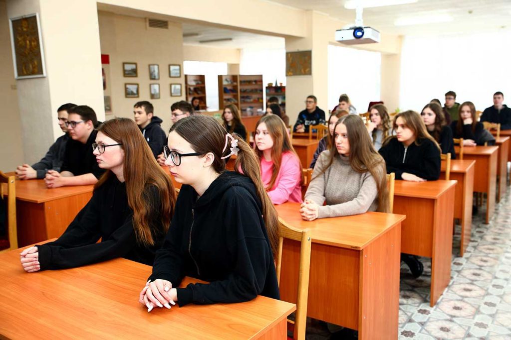 Делегат ВНС Василий Захаренко встретился с учащимися Климовичского аграрного колледжа