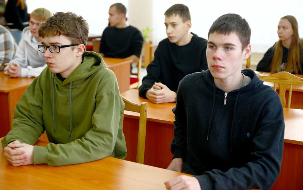 Делегат ВНС Василий Захаренко встретился с учащимися Климовичского аграрного колледжа