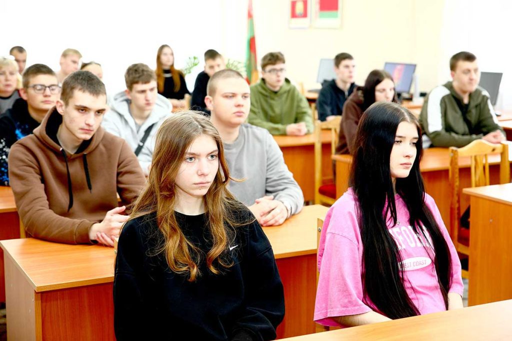 Делегат ВНС Василий Захаренко встретился с учащимися Климовичского аграрного колледжа