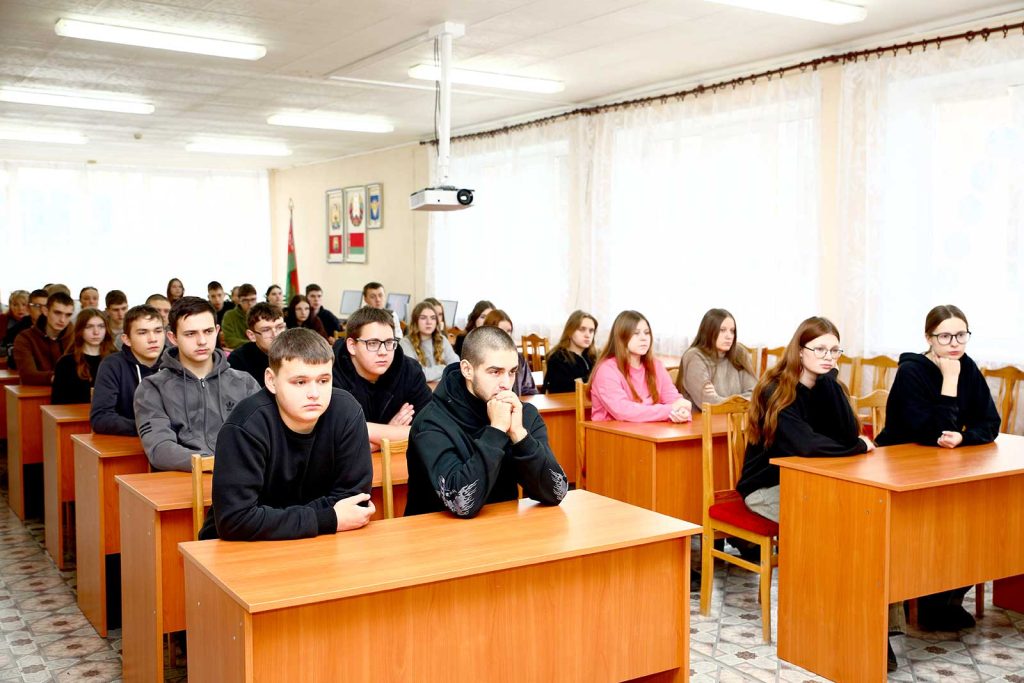 Делегат ВНС Василий Захаренко встретился с учащимися Климовичского аграрного колледжа