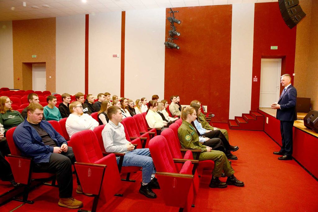 Глава района Виктор Пугач поздравил молодых специалистов с наступающим Новым годом