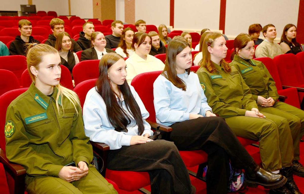 Глава района Виктор Пугач поздравил молодых специалистов с наступающим Новым годом