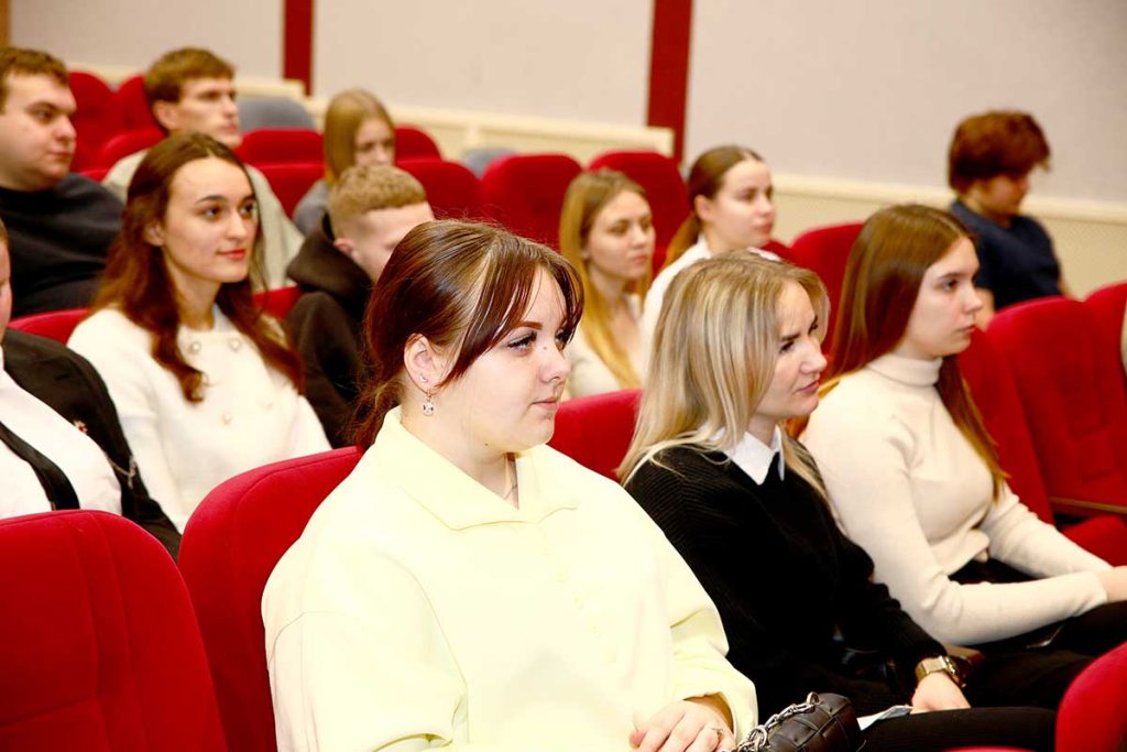 Глава района Виктор Пугач поздравил молодых специалистов с наступающим Новым годом