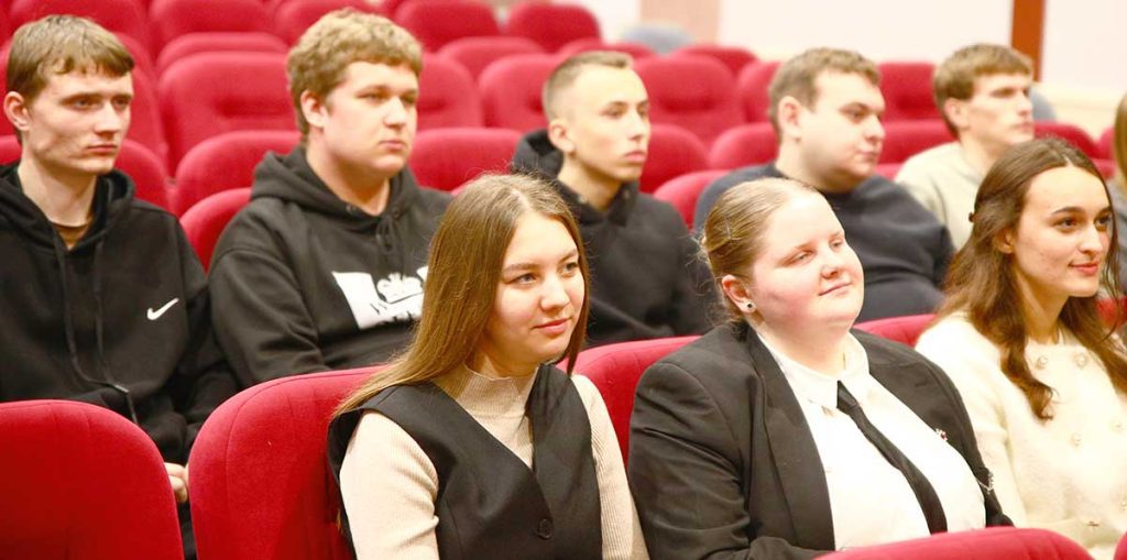 Глава района Виктор Пугач поздравил молодых специалистов с наступающим Новым годом