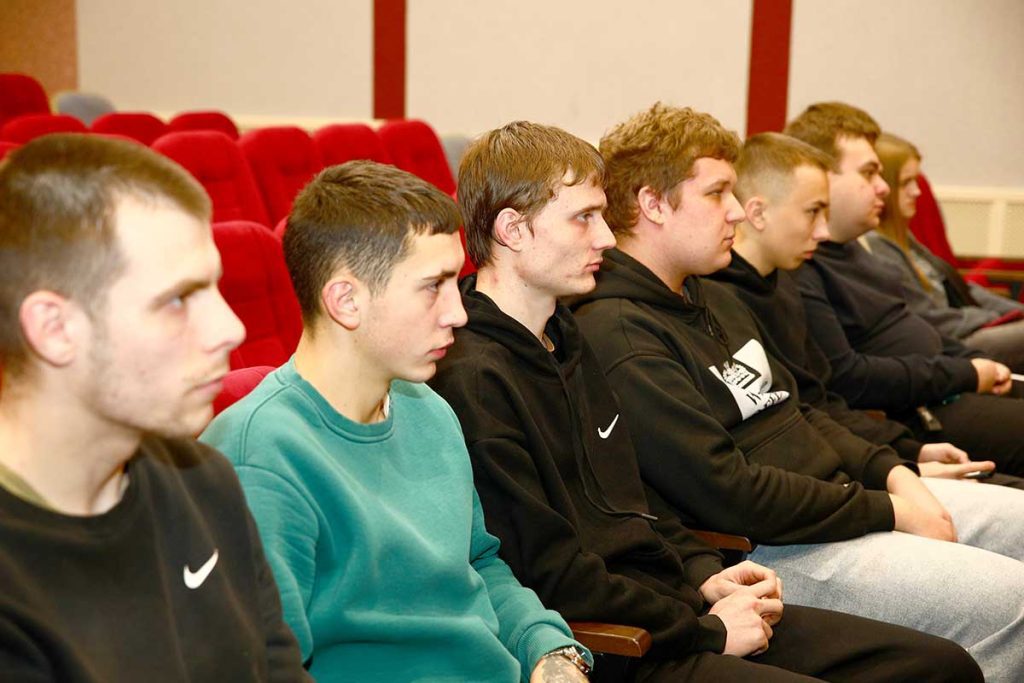 Глава района Виктор Пугач поздравил молодых специалистов с наступающим Новым годом