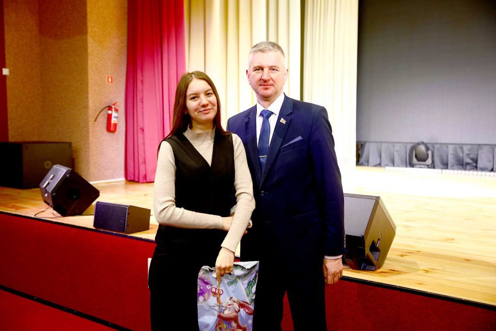 Глава района Виктор Пугач поздравил молодых специалистов с наступающим Новым годом