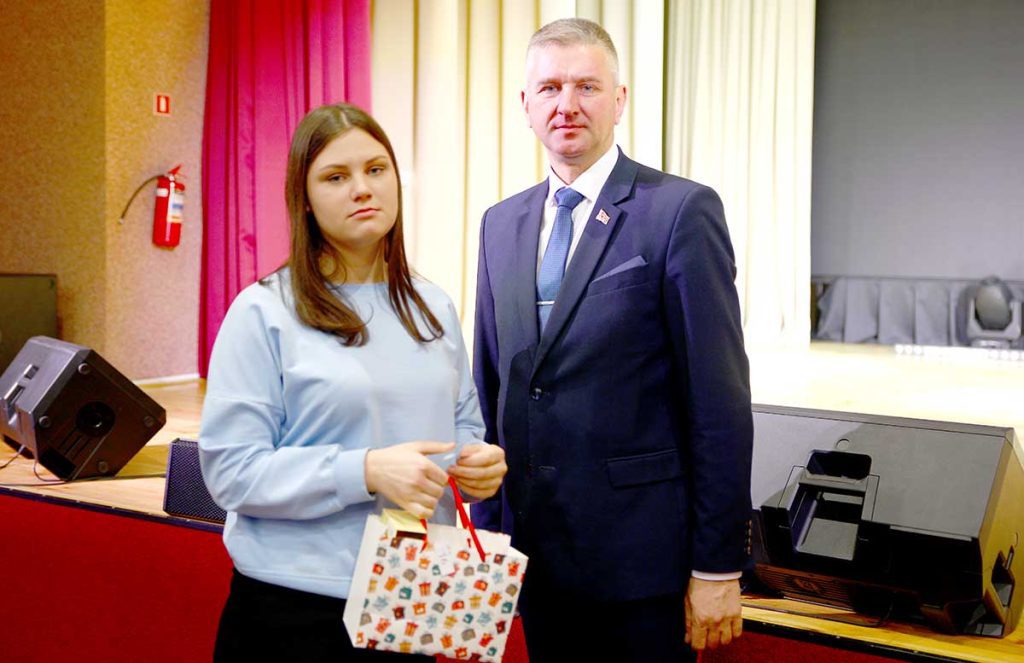 Глава района Виктор Пугач поздравил молодых специалистов с наступающим Новым годом