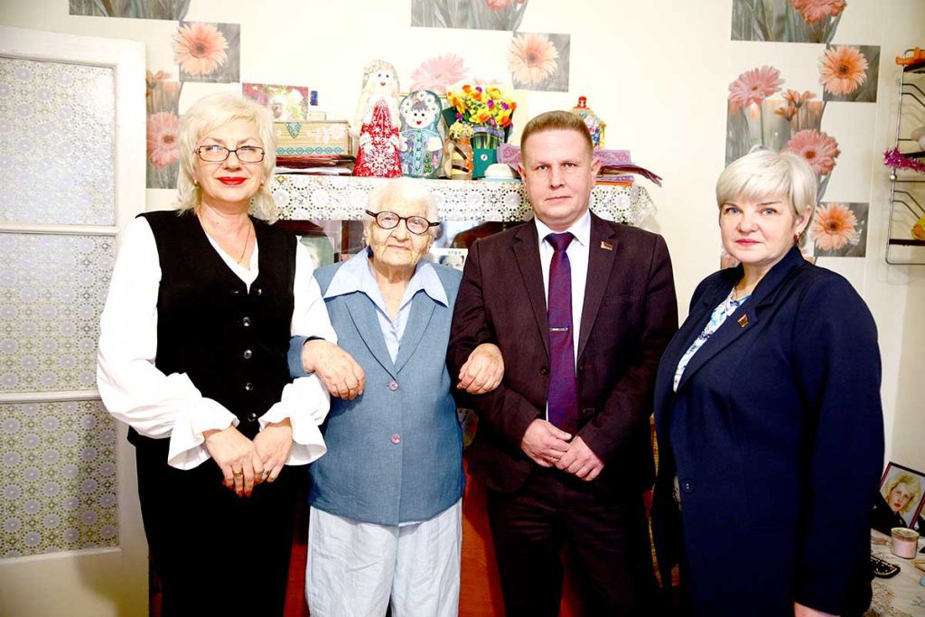 Климовчанка Любовь Прудкова принимала поздравления с Новым годом