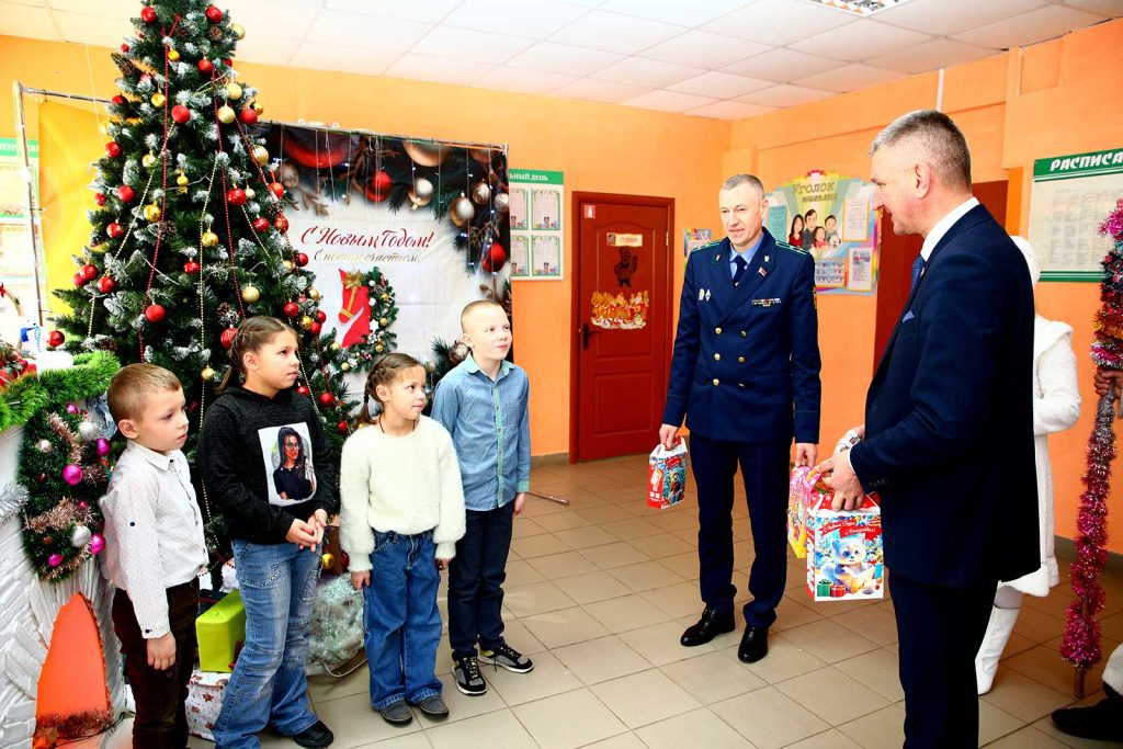 Виктор Пугач и Олег Лимаров вручили новогодние подарки ребятам из многодетной семьи