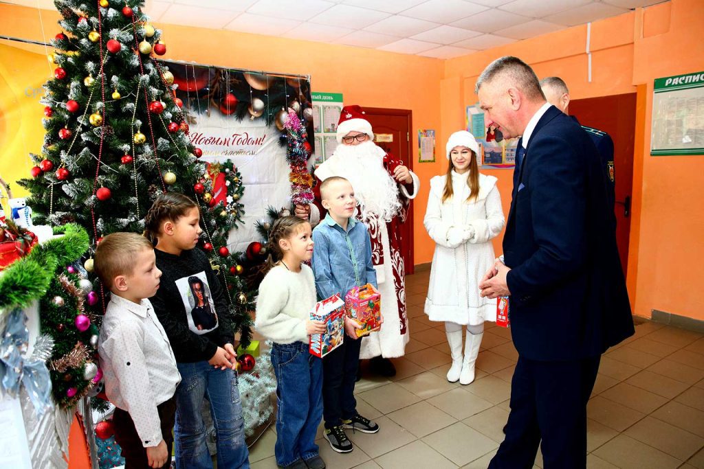 Виктор Пугач и Олег Лимаров вручили новогодние подарки ребятам из многодетной семьи