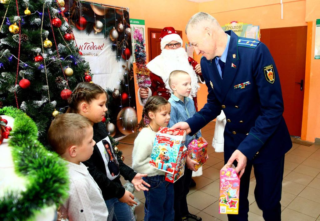 Виктор Пугач и Олег Лимаров вручили новогодние подарки ребятам из многодетной семьи