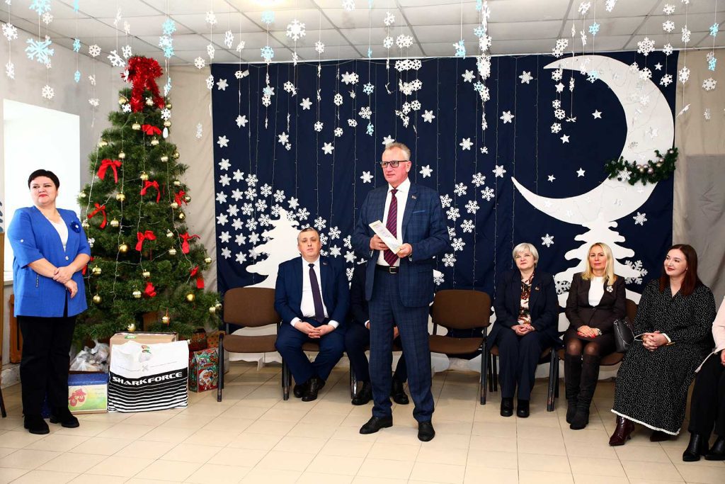 Акция «Наши дети» в Климовичах: праздник для детей и подарки от руководства района