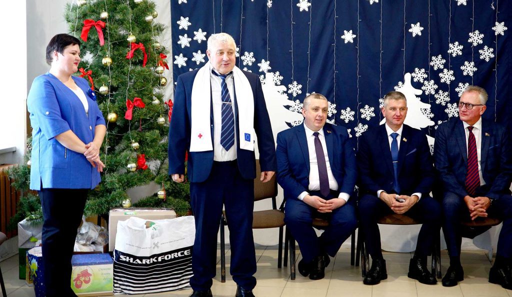 Акция «Наши дети» в Климовичах: праздник для детей и подарки от руководства района