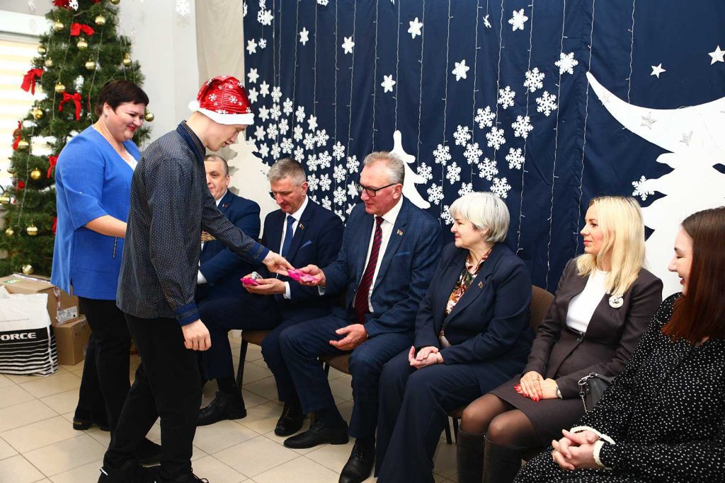 Акция «Наши дети» в Климовичах: праздник для детей и подарки от руководства района