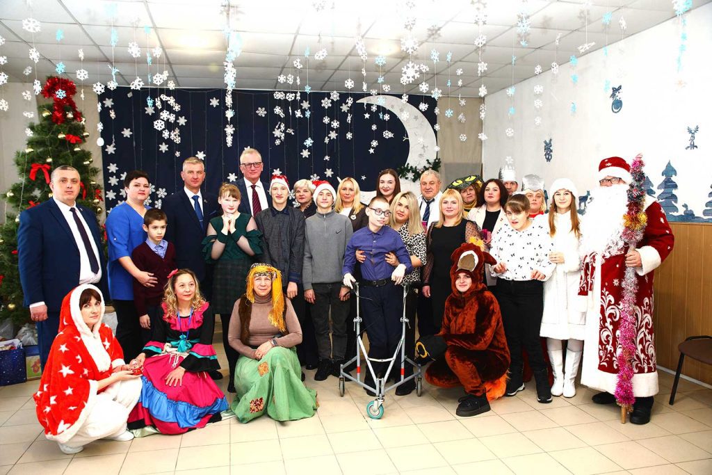 Акция «Наши дети» в Климовичах: праздник для детей и подарки от руководства района