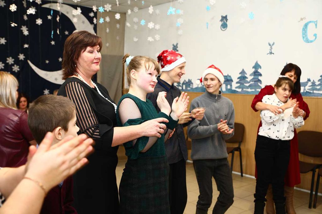 Акция «Наши дети» в Климовичах: праздник для детей и подарки от руководства района