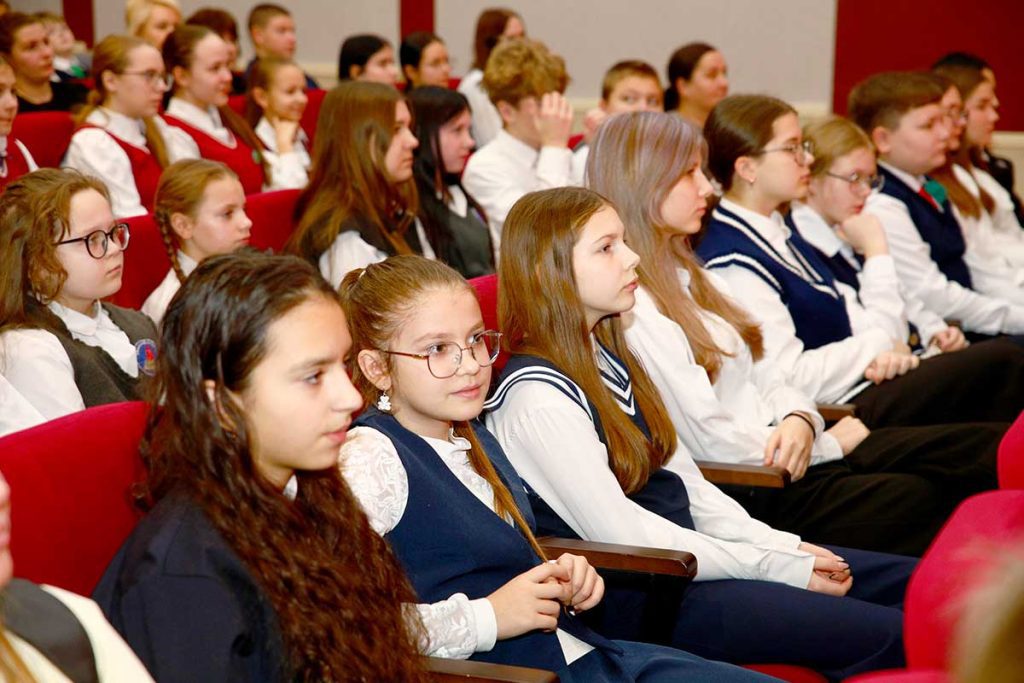 Акция «Наши дети» в Климовичах: праздник для детей и подарки от руководства района