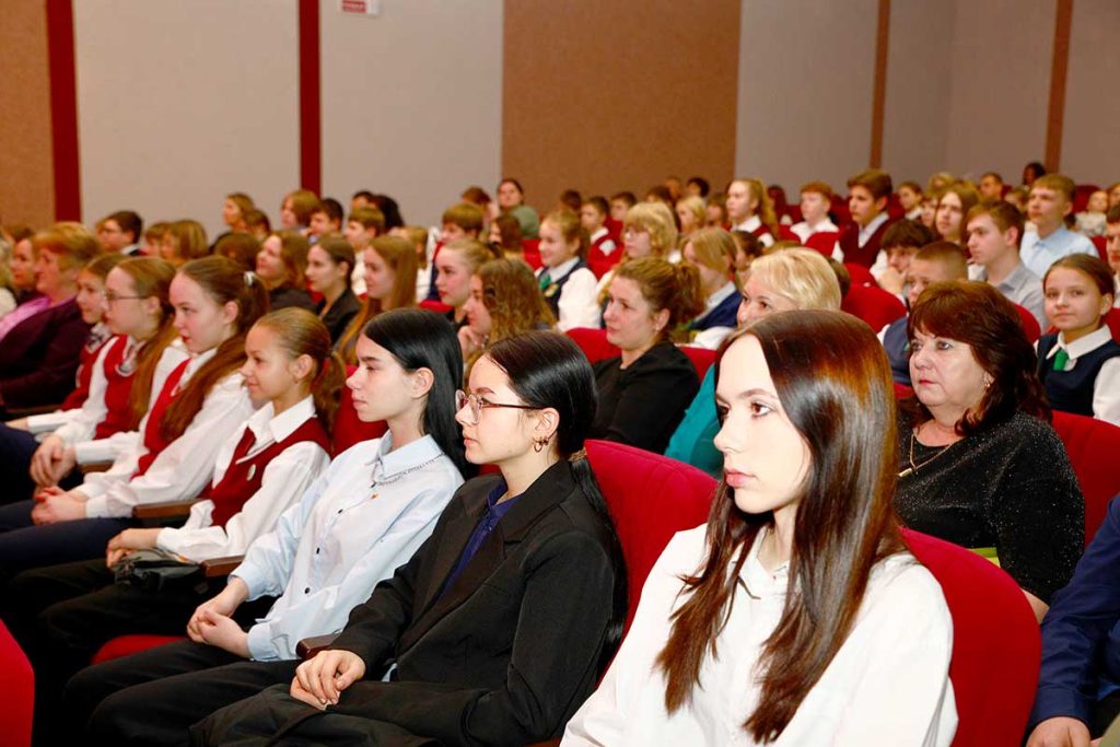Акция «Наши дети» в Климовичах: праздник для детей и подарки от руководства района