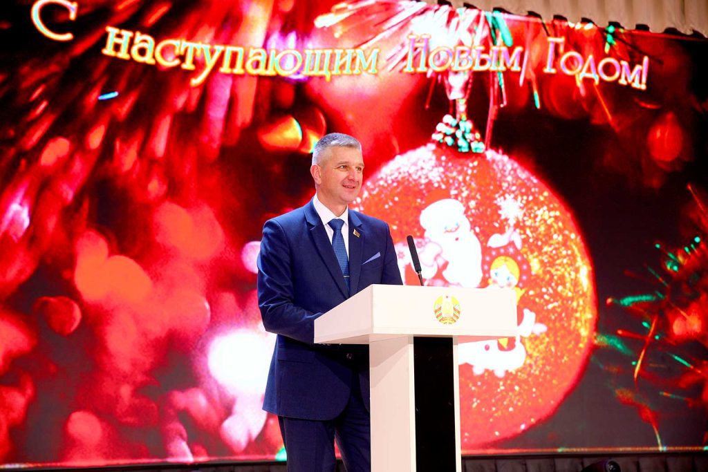 Акция «Наши дети» в Климовичах: праздник для детей и подарки от руководства района