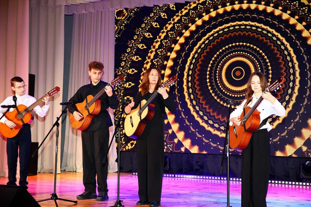 Акция «Наши дети» в Климовичах: праздник для детей и подарки от руководства района