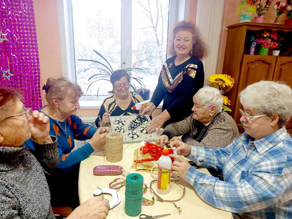 Зимние чудеса: в Климовичском РЦСОН проходит выставка поделок