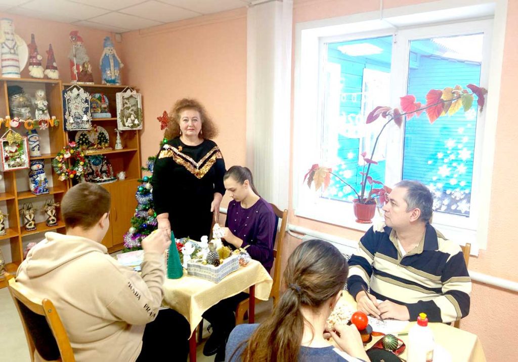 Зимние чудеса: в Климовичском РЦСОН проходит выставка поделок