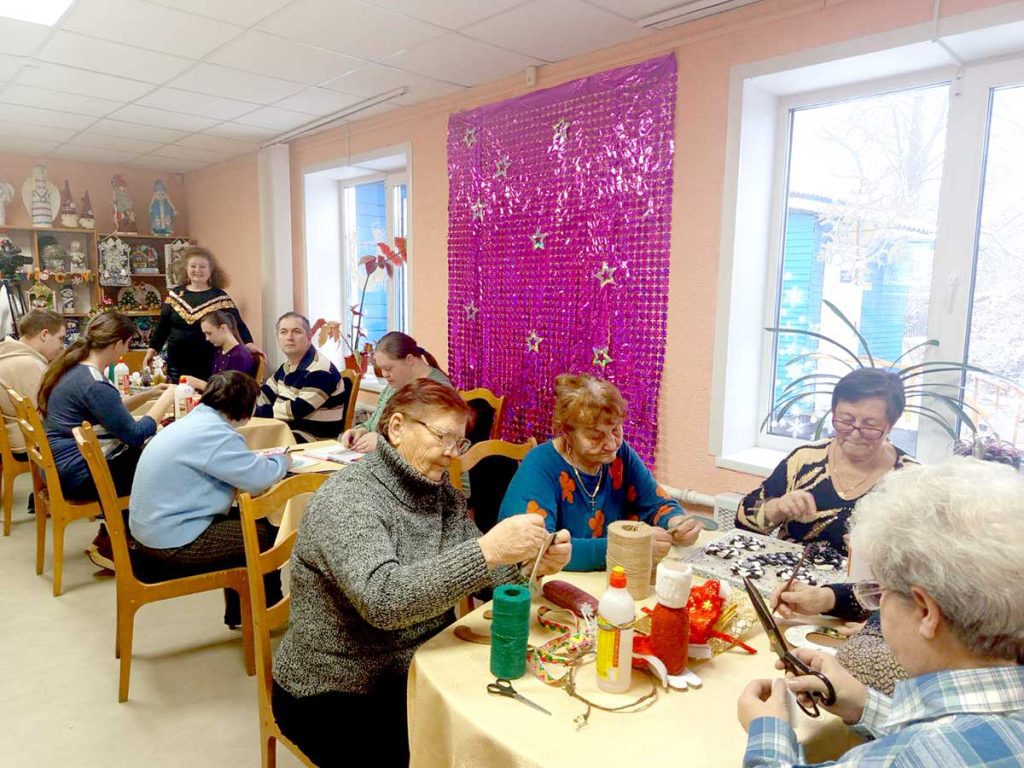Зимние чудеса: в Климовичском РЦСОН проходит выставка поделок