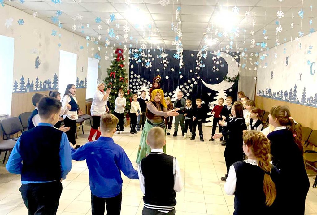 Сказочные персонажи и конь Юлий подарили праздник детям