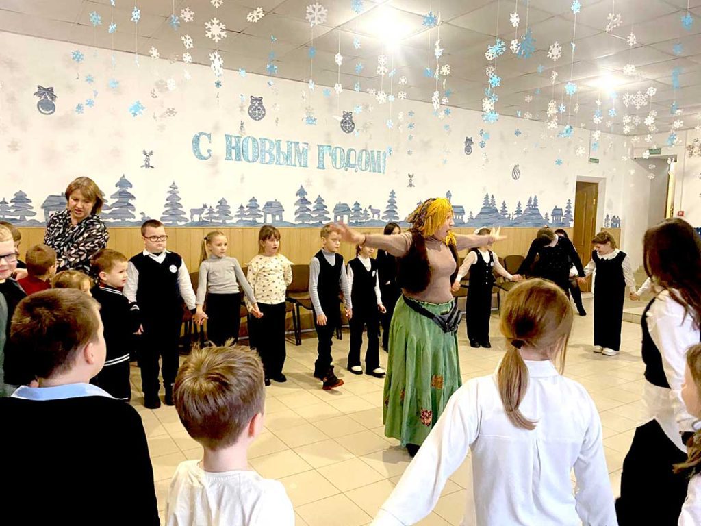 Сказочные персонажи и конь Юлий подарили праздник детям