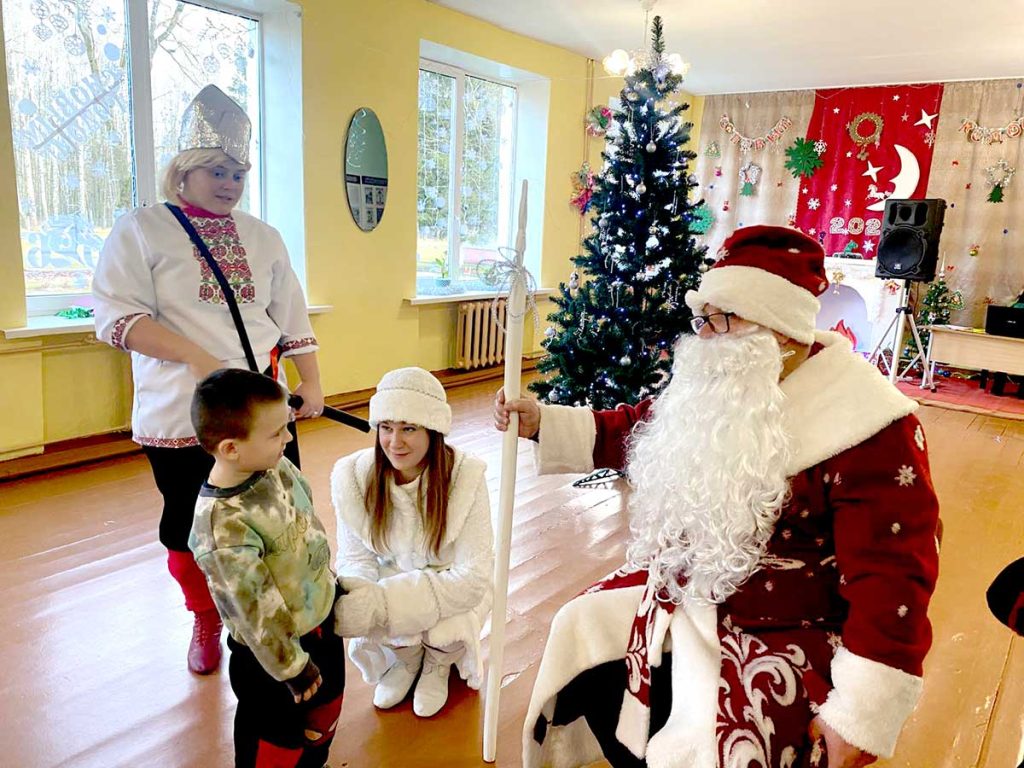 Сказочные персонажи и конь Юлий подарили праздник детям