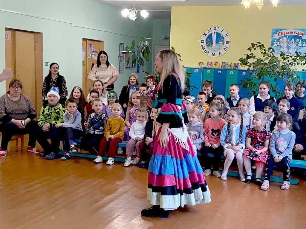 Сказочные персонажи и конь Юлий подарили праздник детям