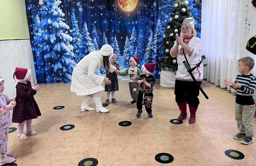 Сказочные персонажи и конь Юлий подарили праздник детям