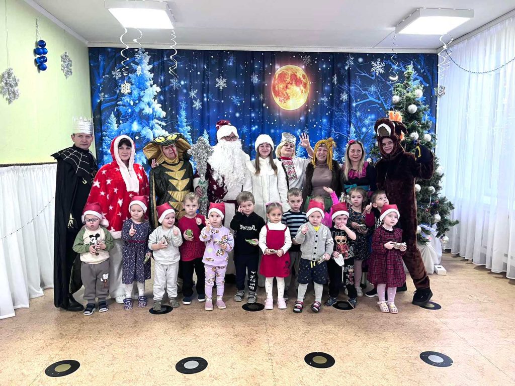 Сказочные персонажи и конь Юлий подарили праздник детям