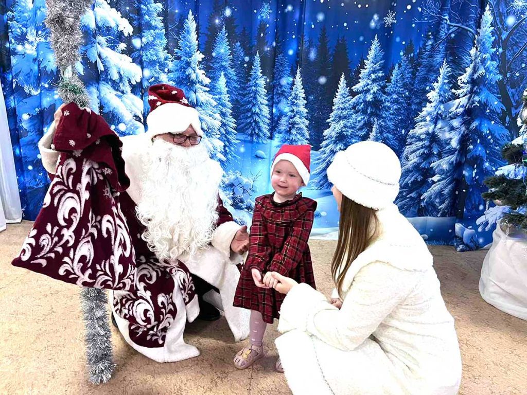 Сказочные персонажи и конь Юлий подарили праздник детям