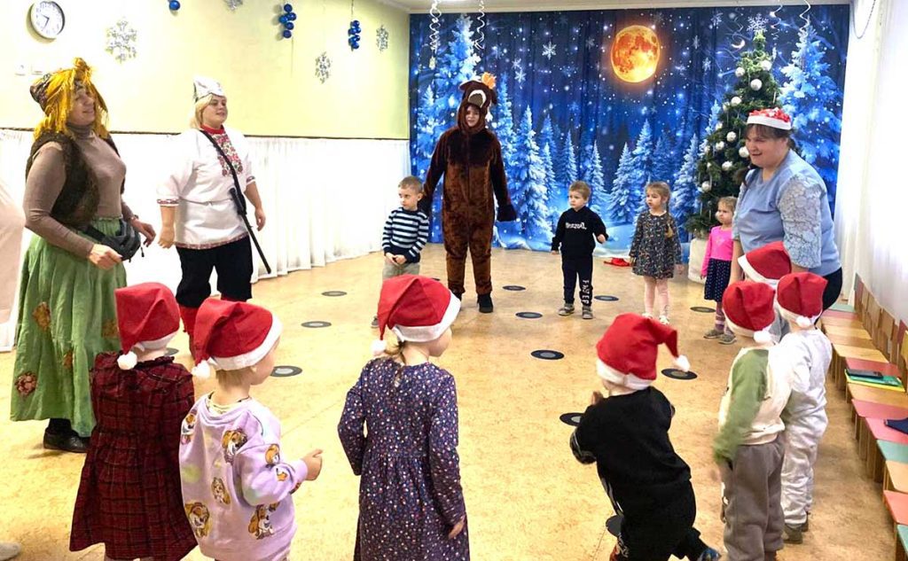 Сказочные персонажи и конь Юлий подарили праздник детям