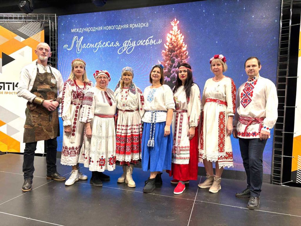 Климовичские мастера представили уникальные игрушки и керамику в России