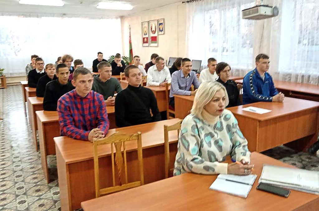 Около 40 выпускников Климовичского аграрного колледжа прошли распределение