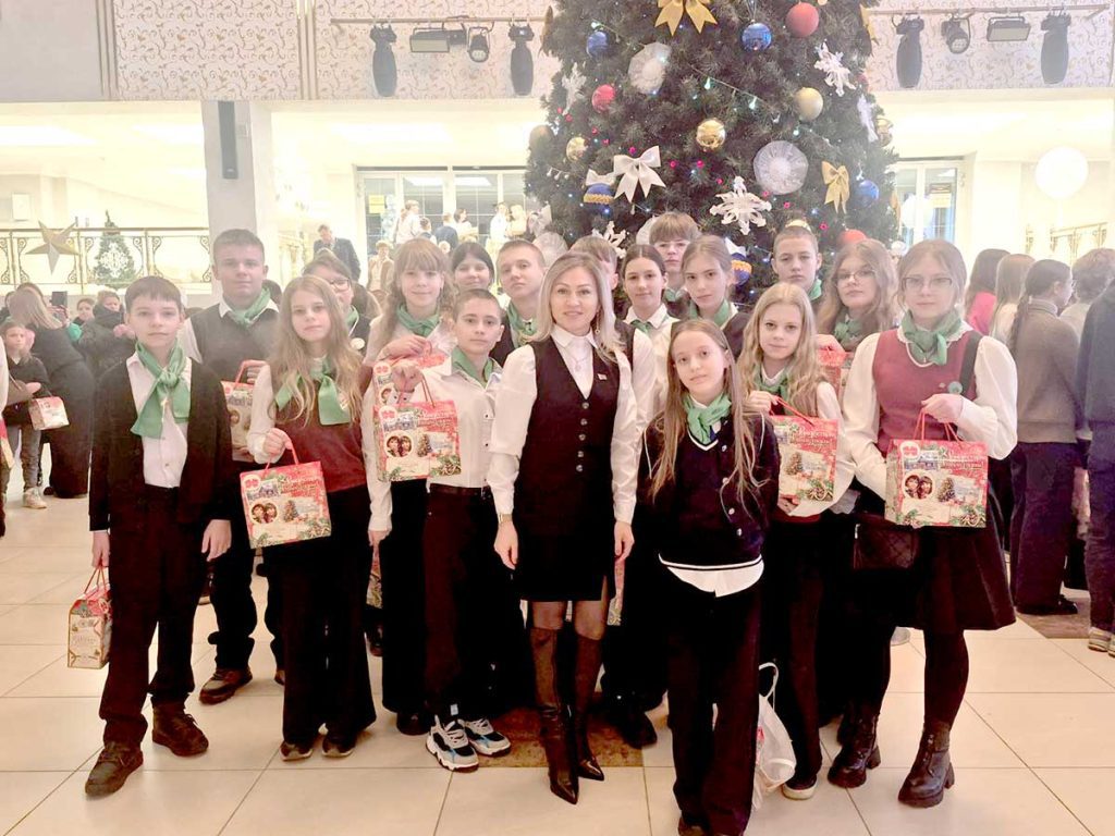Юные климовчане побывали на губернаторской елке в Могилеве