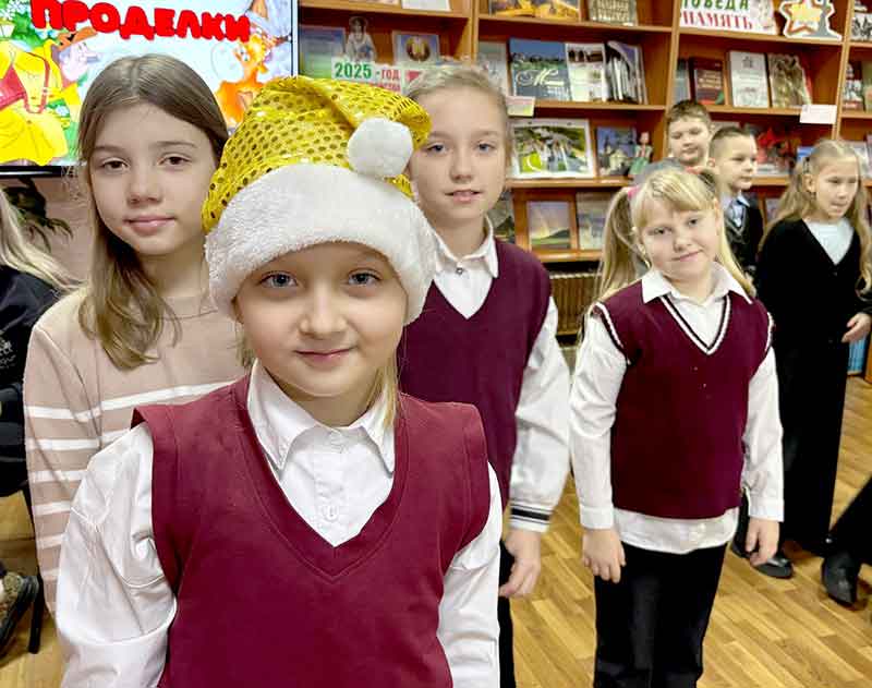 В Климовичах библиотекари устроили новогоднее представление для школьников